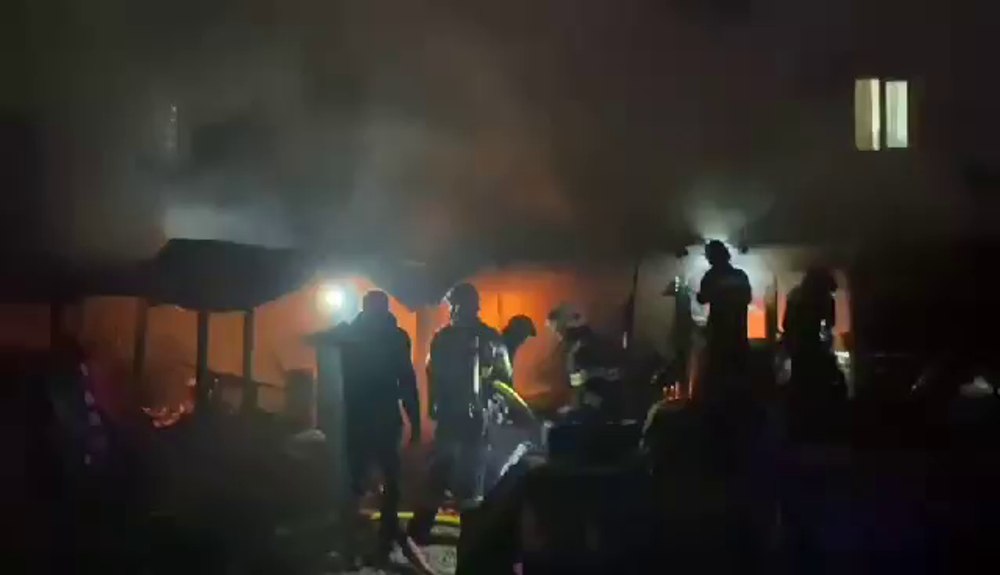 Panică printre locatarii unui bloc din Arad. Zeci de persoane s-au evacuat VIDEO 