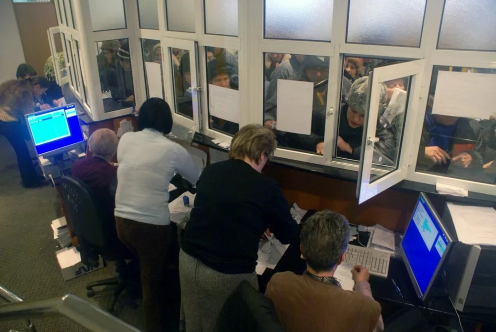 Județele care se descurcă fără probleme cu mai puțini angajați în administrația publică