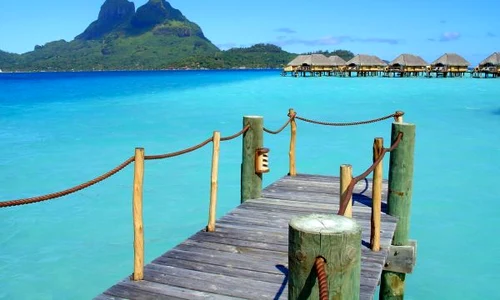 ponton mare albastra bungalouri insula exotica vacanta concediu shutterstock 948488 jpeg