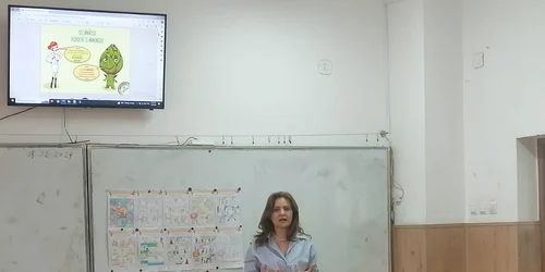 Alentina Florea în timp ce îi învață pe copii alimentația sănătoasă Foto Primăria Mioveni jpg