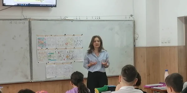 Alentina Florea în timp ce îi învață pe copii alimentația sănătoasă Foto   Primăria Mioveni jpg