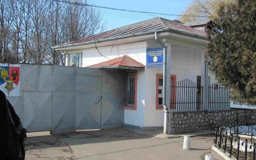 Deţinut de la Penitenciarul Focșani, găsit spânzurat. Era condamnat pentru trafic de droguri și urma să fie propus pentru liberare condiționată