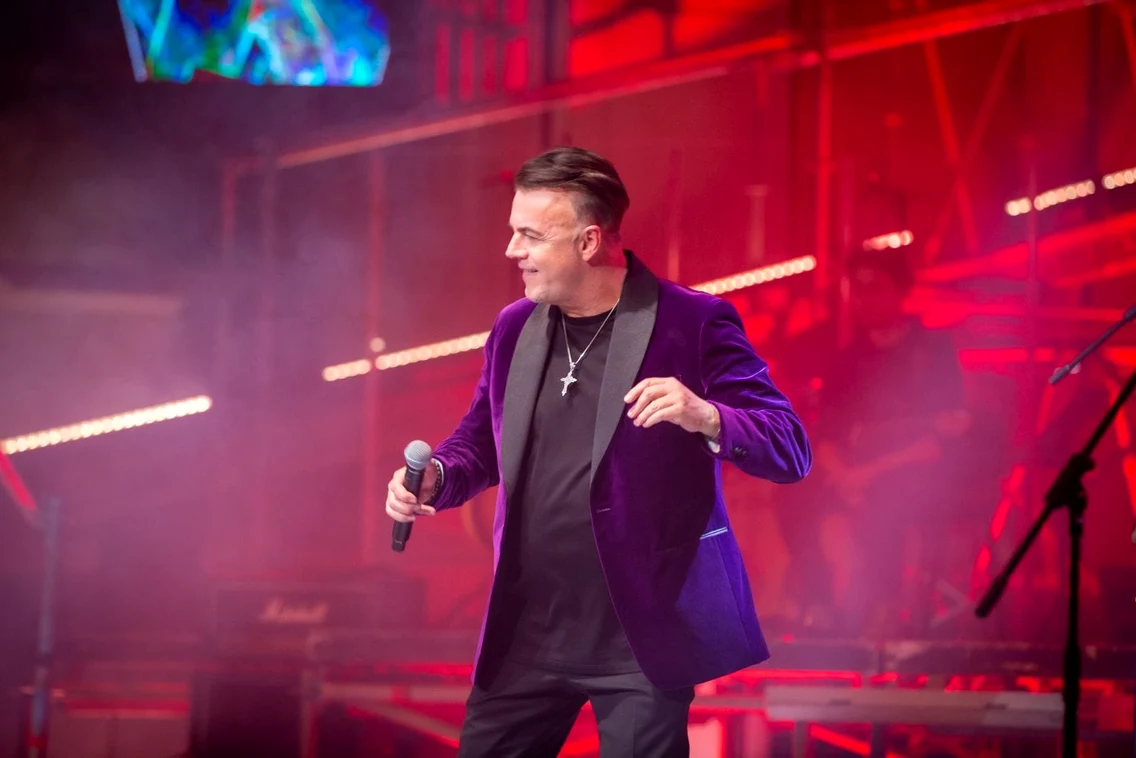 Adrian Enache este unul dintre cei mai eleganți artiști din România