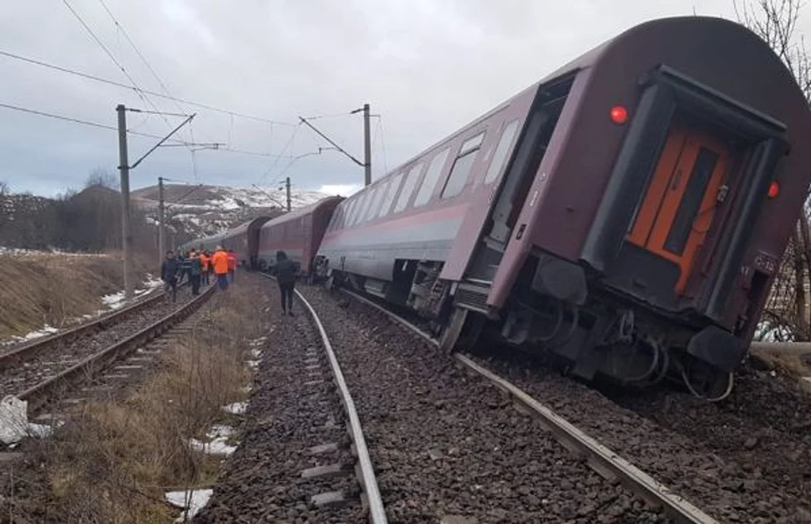 Tren deraiat la sfârşitul anului trecut FOTO Facebook/Jurnal Feroviar