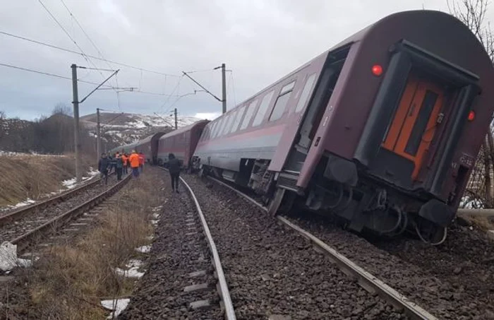 Tren deraiat la sfârşitul anului trecut FOTO Facebook/Jurnal Feroviar