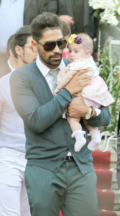 Connect-R şi fetiţa lui, Maya, au fost invitaţi de onoare la nunta lui Pepe. Se pare însă că n-a avut timp de rude