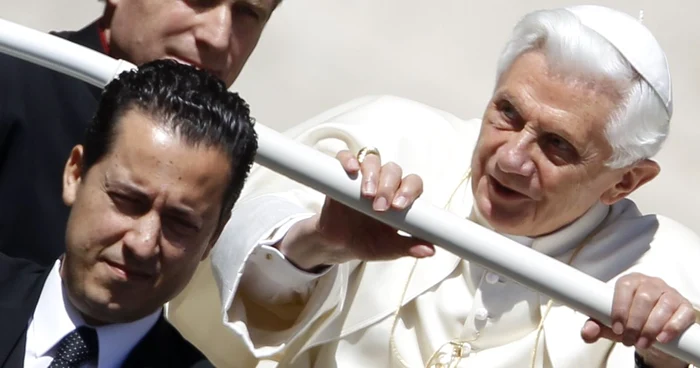 Asistentul personal Paolo Gabriele (stânga jos) şi Papa Benedict al XVI-lea (dreapta) FOTO: Reuters