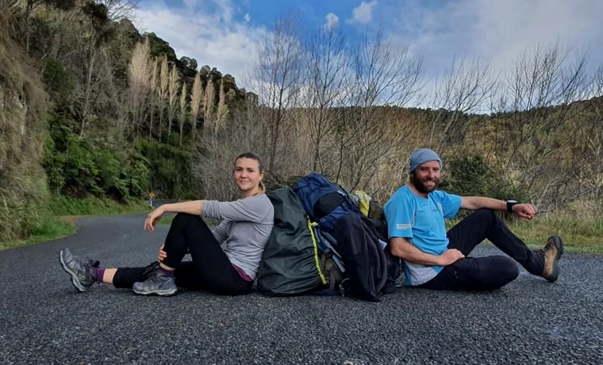 Cei doi români, instanteneu din timpul călătoriei prin Insula de Nord FOTO facebook
