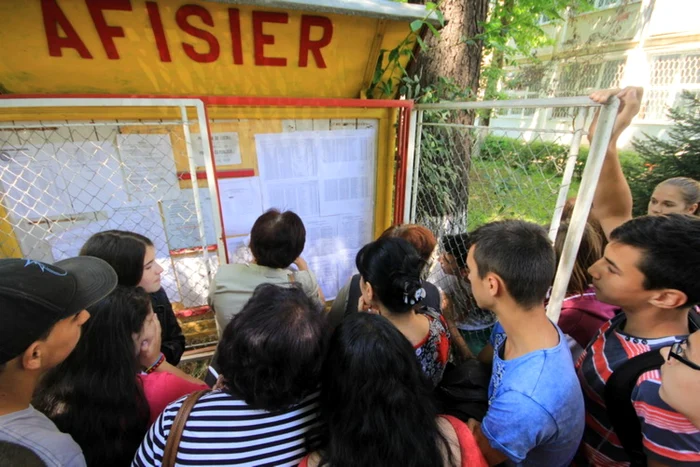 Astăzi au fost afişate primele rezultate la Evaluarea Naţională. FOTO: Daniel Guţă. ADEVĂRUL