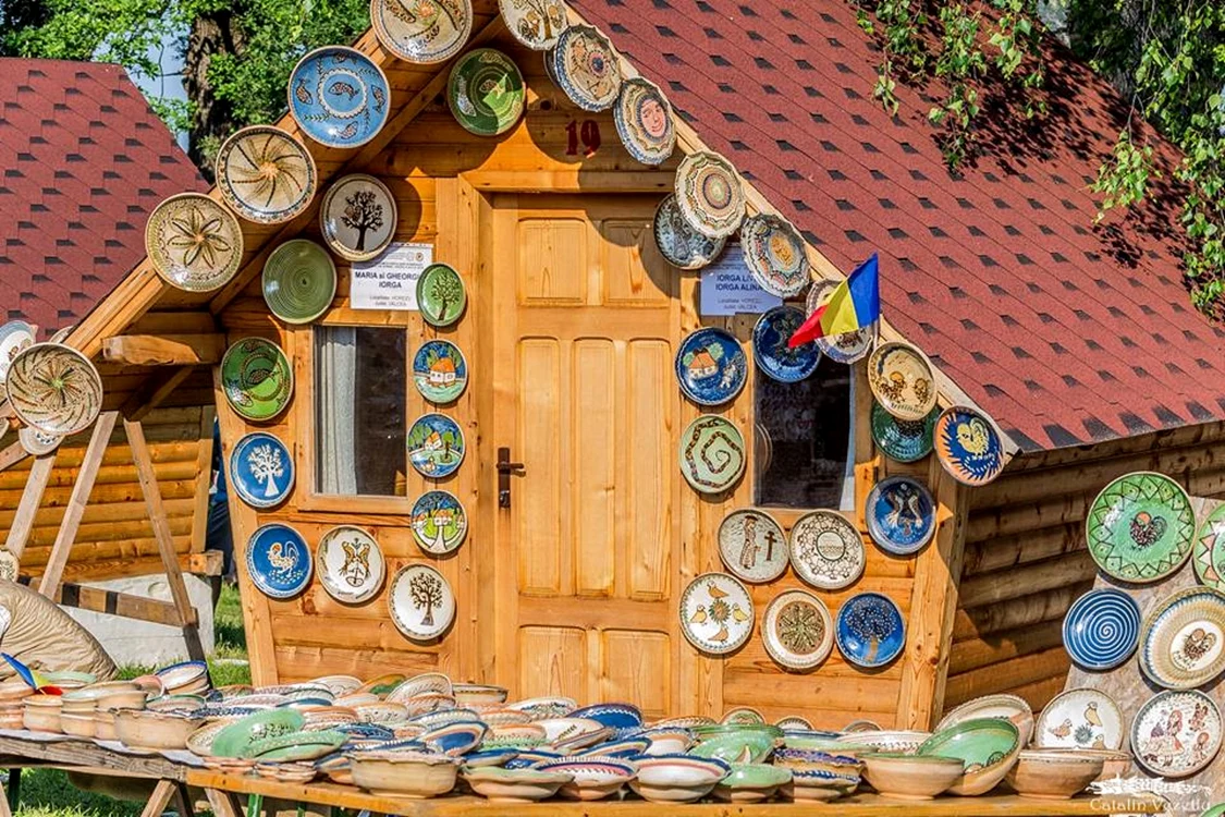 Ceramică de Horezu expusă la Târgul „Cocoșul de „Hurez” Foto Cătălin Vezetiu jpg