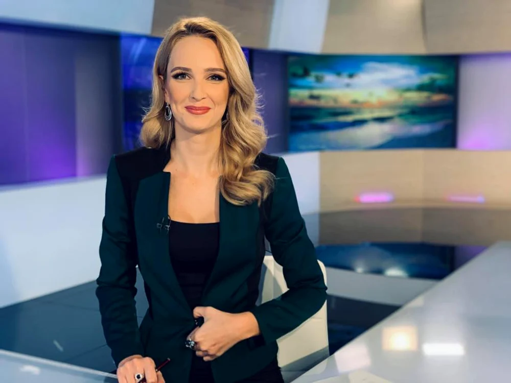 Teodora Tompea lucrează la Digi24 de opt ani. Prima dată a fost angajată la stația din orașul natal, Iași