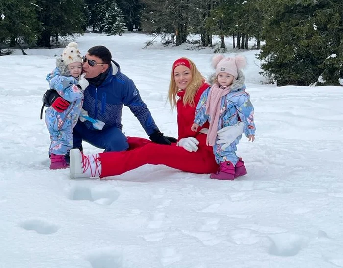 
    Valentina Pelinel, Cristi Borcea și gemenele Indira Maria și Rania Mariafoto: arhivă personală  