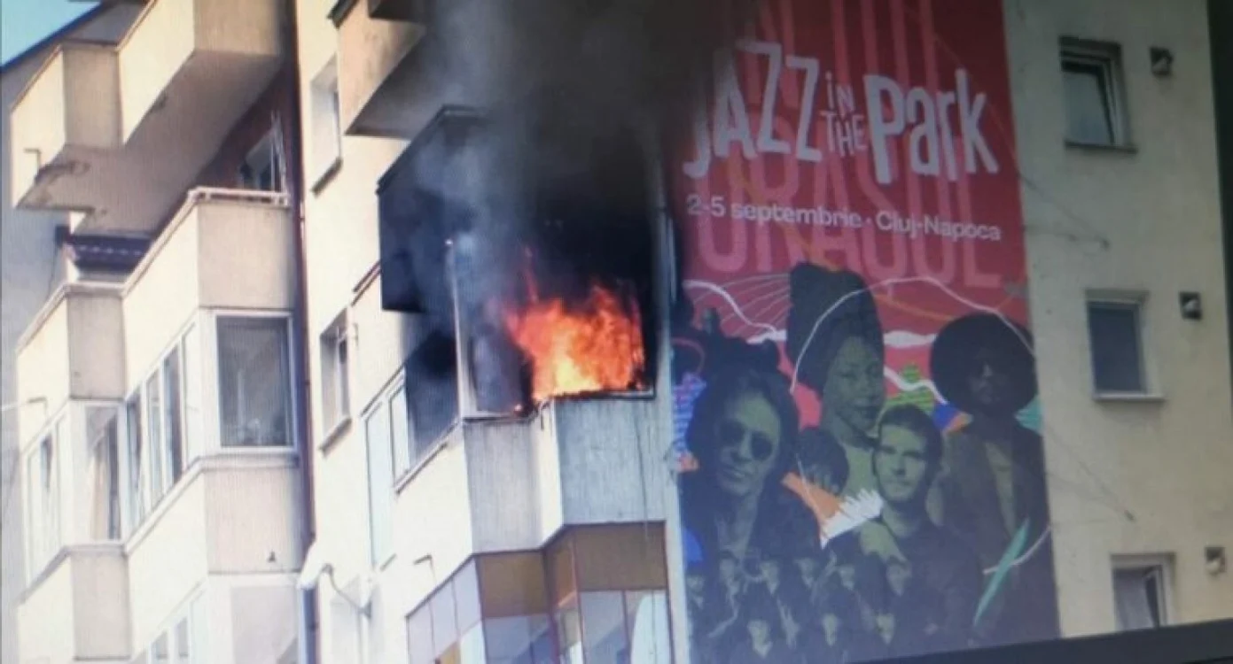 Potrivit pompierilor, cauza probabilă a izbucnirii incendiului ar fi fost căldură solară directă concentrată sau reflectată de obiectele de pe balcon Foto: Cluj 24.ro