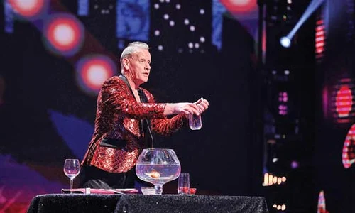 Simpaticul Stevie Starr a înghiţit peştişori vii la Românii au talent jpeg
