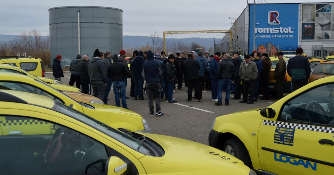 Taximetriştii vasluieni au protestat astăzi în parcarea unui centru comercial