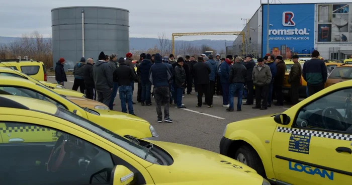 Taximetriştii vasluieni au protestat astăzi în parcarea unui centru comercial