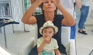 Micuţul Adam nu o lasă nicăieri singură pe celebra lui mamă jpeg