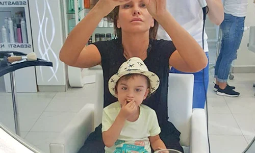 Micuţul Adam nu o lasă nicăieri singură pe celebra lui mamă jpeg