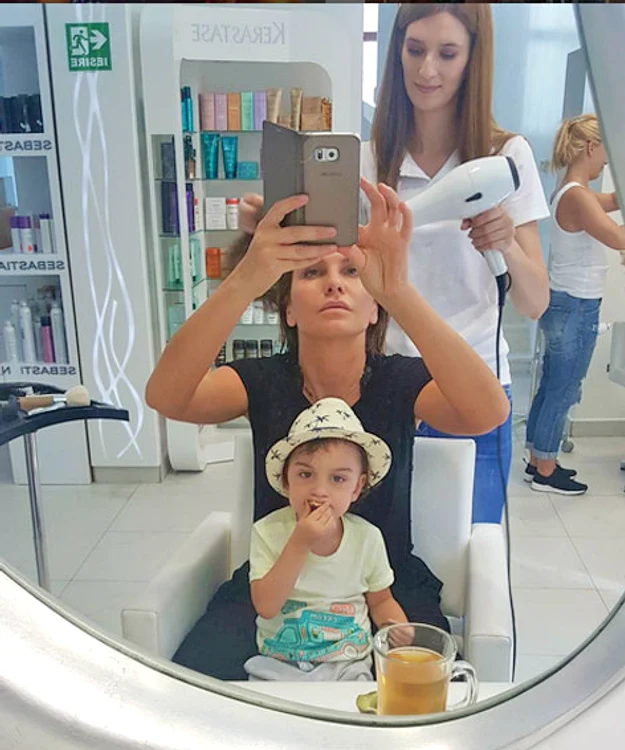 Micuţul Adam nu o lasă nicăieri singură pe celebra lui mamă