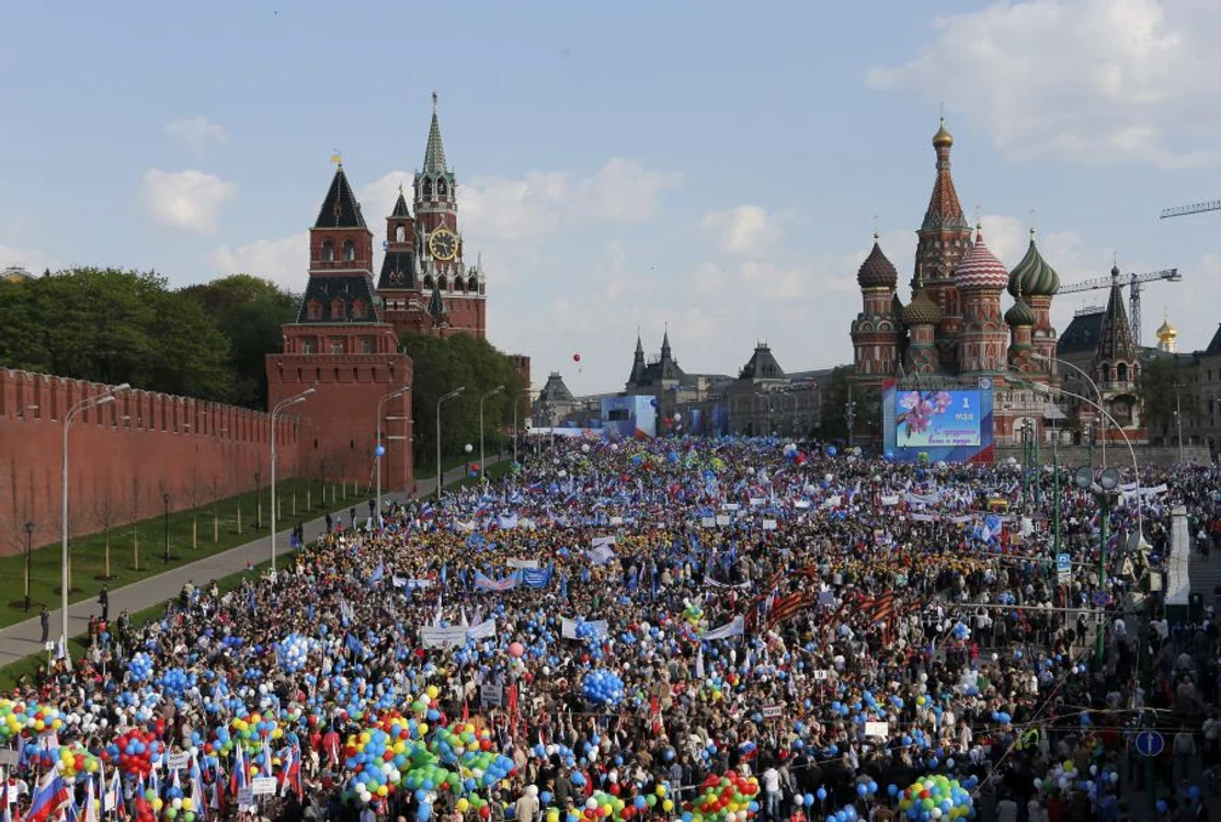 Circa 100.000 de oameni au sărbătorit Ziua Muncii în Piaţa Roşie din Moscova. (Foto: Reuters)