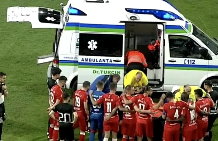 Coechipierii au făcut zid în jurul lui la 2 mai 2023 (FOTO: Captură Digi Sport)
