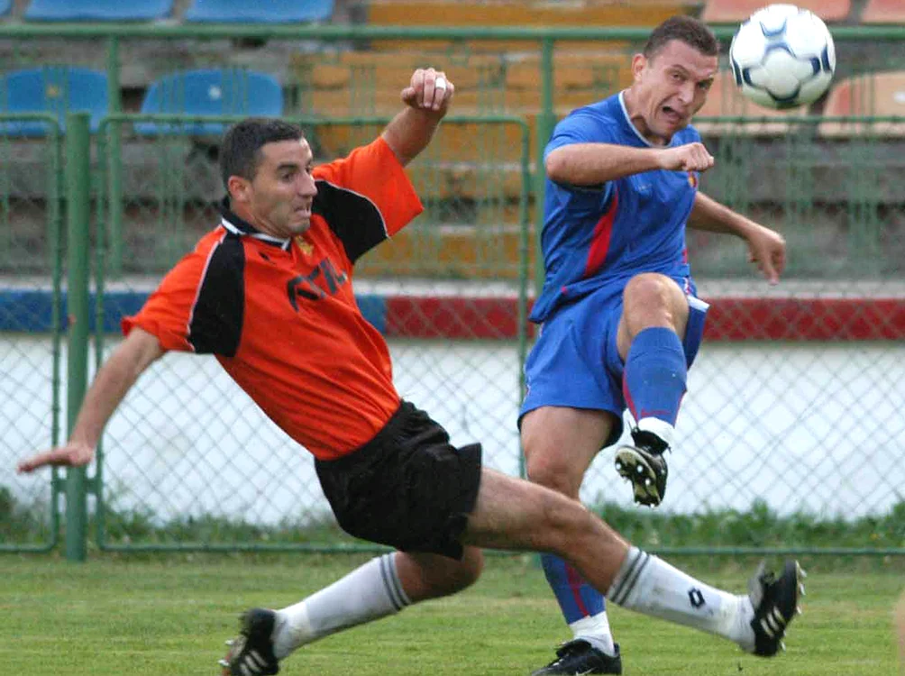 
    Fiul lui Pompiliu Stoica a anunţat mutarea printr-o postare pe reţeleled e socializare. În fotografie apare fostul fotbalist alături de Anamaria Prodan şi Valeriu Argăseală, adică persoanele potrivite pentru a te propulsa unde e Dică acum Foto: Twitter  