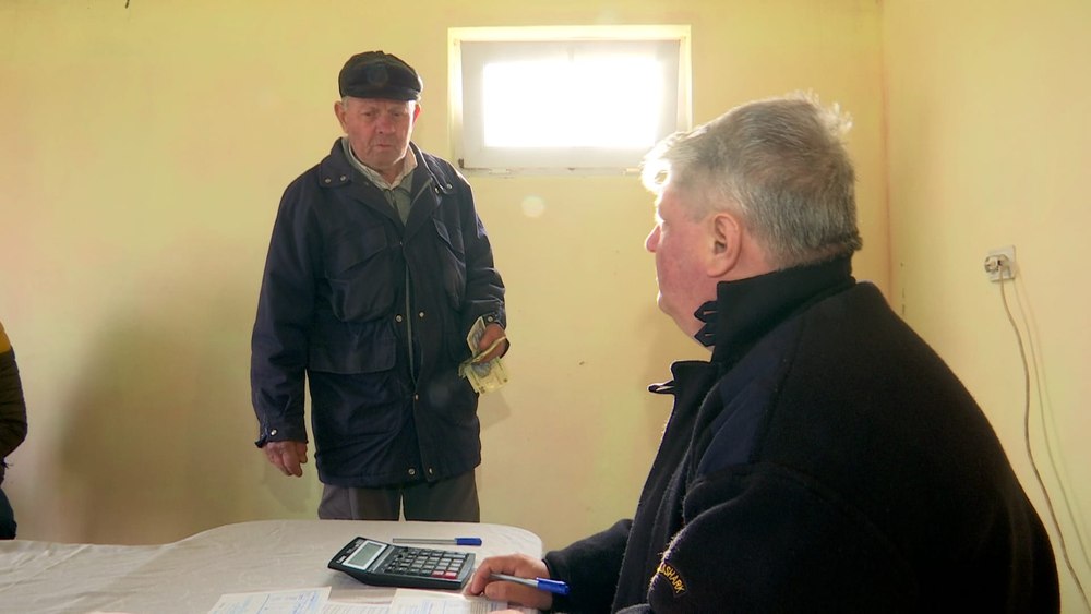 Soluția găsită de un edil din Gorj pentru a crește încasările la bugetul local: taxe și impozite plătite la birtul din sat