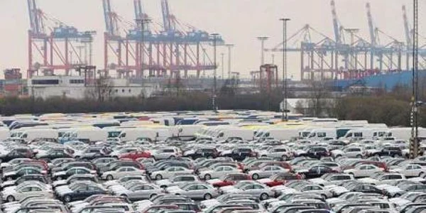 Noi automobile Volkswagen, BMW și Mercedes-Benz în Bremerhaven, Germania