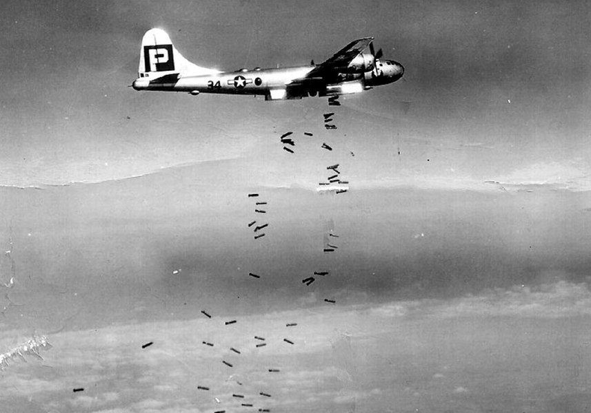 10 martie: 81 de ani de la cel mai devastator raid aerian al SUA asupra oraşului Tokyo. Aproximativ 2.000 de tone de bombe şi peste 100.000  de morţi  