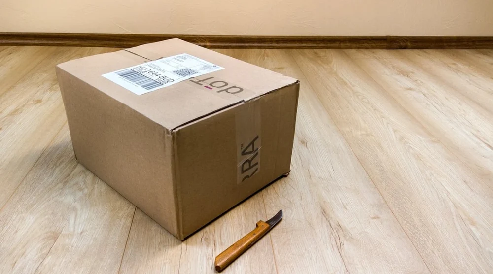 O nouă metodă de înșelăciune semnalată de autorități. Cum poți fi păcălit să plătești sute de lei pentru colete ramburs false