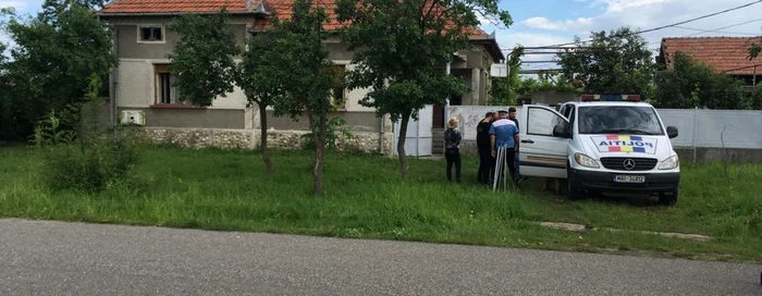 Poliţiştii aflaţi în faţa casei din Remetea Mare, unde s-a adăpostit criminalul Lepa