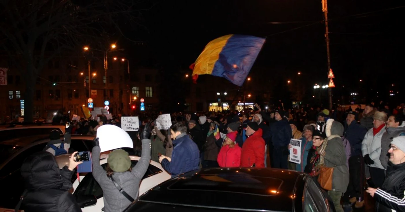 Mii de oameni protestează în stradă la Ploieşti         FOTO: Diana Frîncu