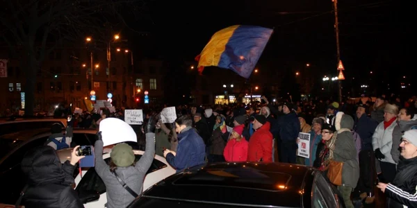 Peste 3000 de ploieşteni protestează în stradă la această oră.  „La miezul nopţii