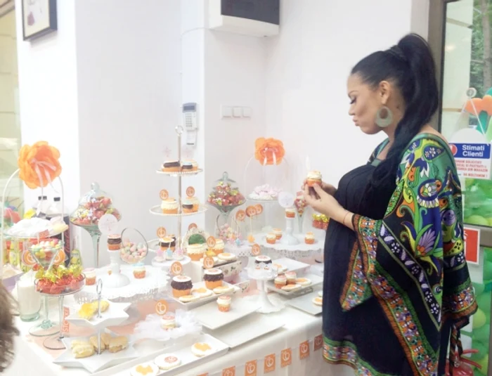 
    Andreea Mantea îi sărută mâna copilașului eifoto: arhiva personală  