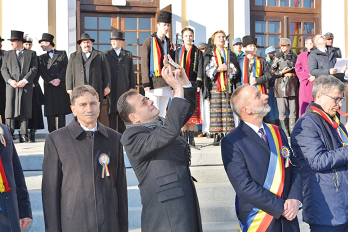 Premierul Ludovic  Orban a făcut fotografii  în orașul Unirii