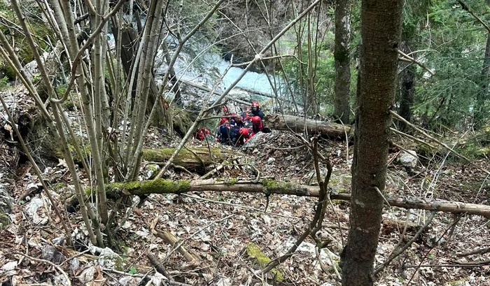 Bărbatul a căzut în prăpastie FOTO: ISU Neamț
