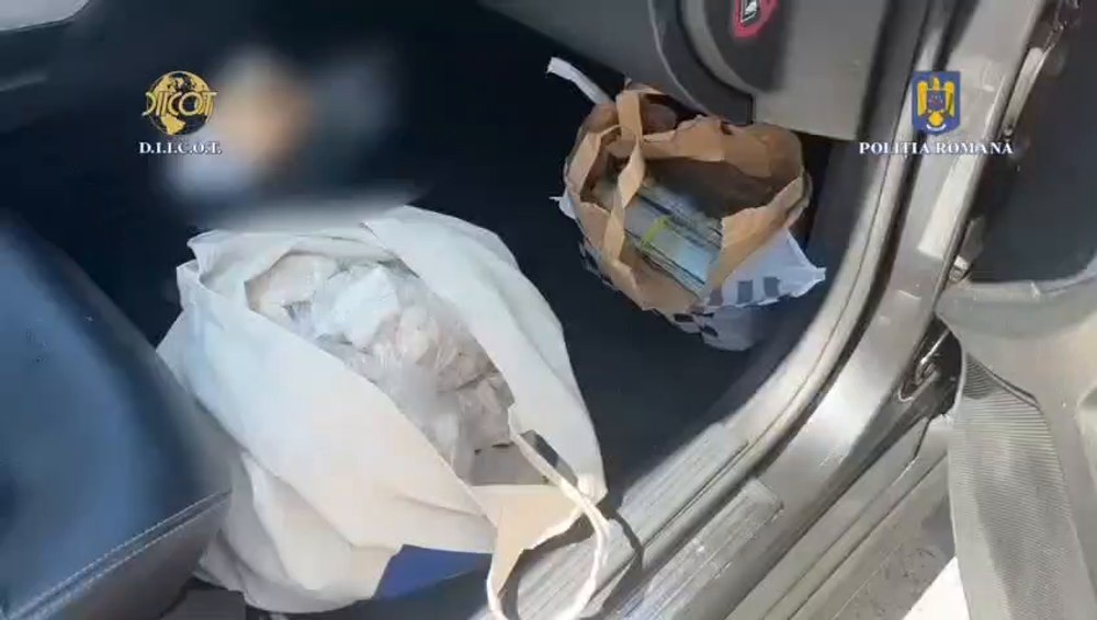 Traficant de droguri prins în flagrant de DIICOT cu peste 5 kilograme de substanţă psihoactivă 2-MMC VIDEO