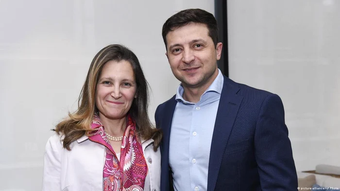 Chrystia Freeland alături de președintele ucrainean Volodimir Zelenski