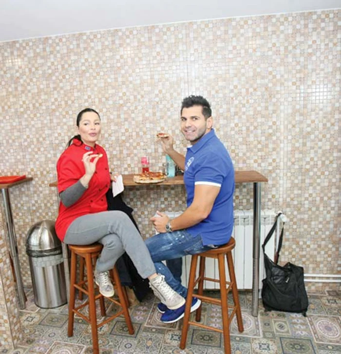 Florin Pastramă îşi binedispune clienţii şi îşi face poze cu ei