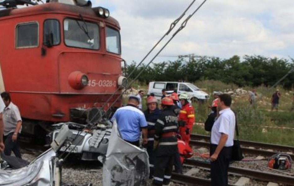 O mașină a fost izbită de un tren și prinsă sub locomotivă, în Suceava. Șoferul a murit