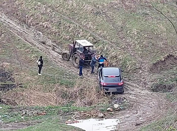 Împotmoliți în noroaie SURSA ISU Buzău