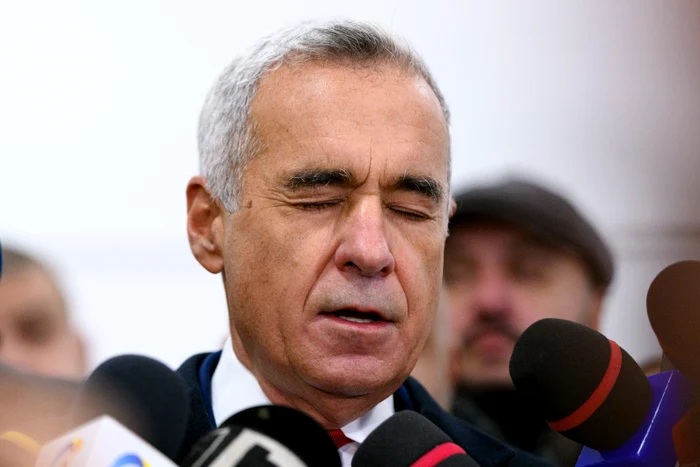 Călin George4scu cu ochii strânși