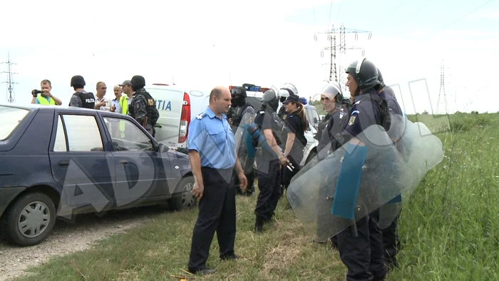 Doi localnici acuză că au fost loviţi de şoferul unei basculante. FOTO: Adevărul