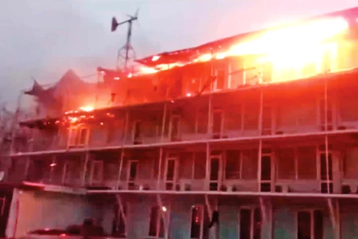 
    2015. Hotelul Histria a ars timp de cinci orefoto: Click!  