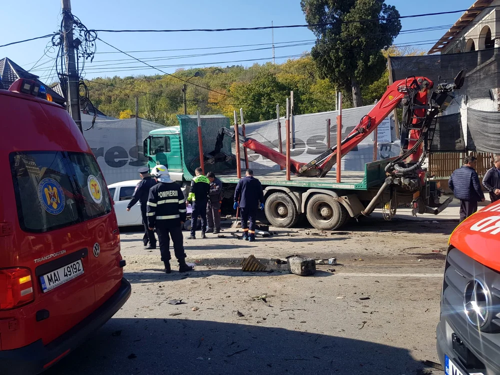 Autocamionul s-ar fi ciocnit cu un autoturism FOTO: Adevărul/martor