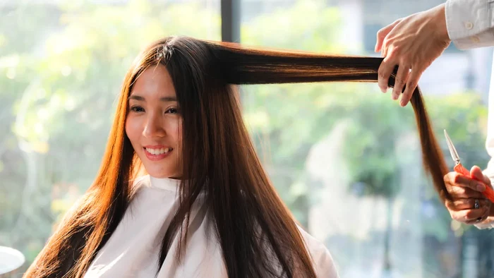 Renunță la placa de îndreptat părul care îți strică, în timp, podoaba capilară. 