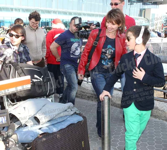 Marina Almăşan şi milionarul Georgică Cornu, însoţiţi de copii, au fost asaltaţi de reporteri la aeroport.