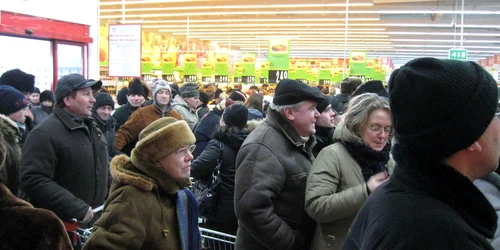 Aproape 3000 de oameni au năvălit în primul hipermarket deschis la Botoşani 