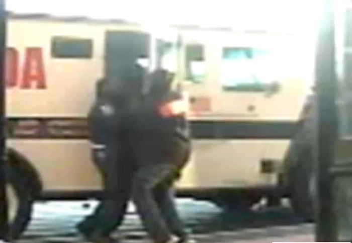 Atacatorul a acţionat în forţă şi cu precizie. (captură video)
