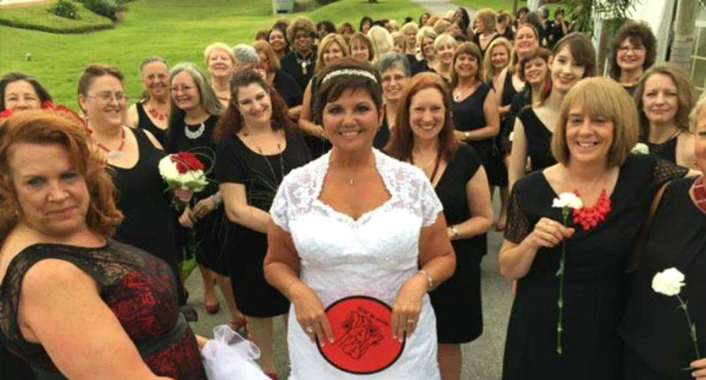 Tina Ackles alături de cele 168 de domnișoare de onoare ale ei. 2015